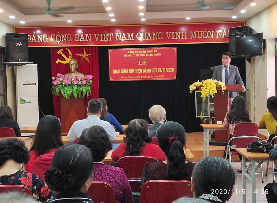 Đảng ủy phường Khâm Thiên tổ chức trao Huy hiệu Đảng dịp kỷ niệm cách mạng Tháng mười Nga thành công
